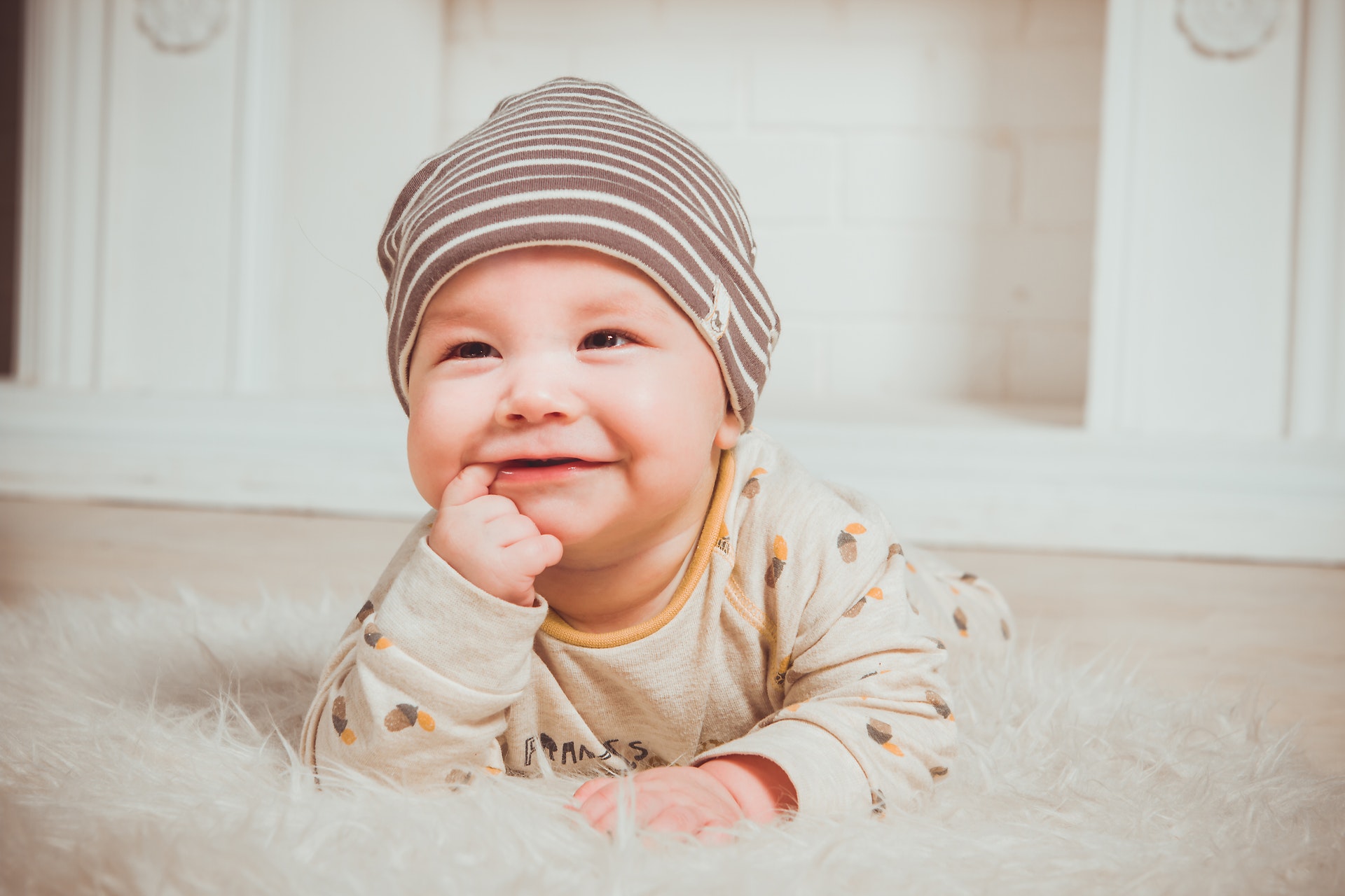 Infant on rug smiling question how does BPA toxicity affect infants