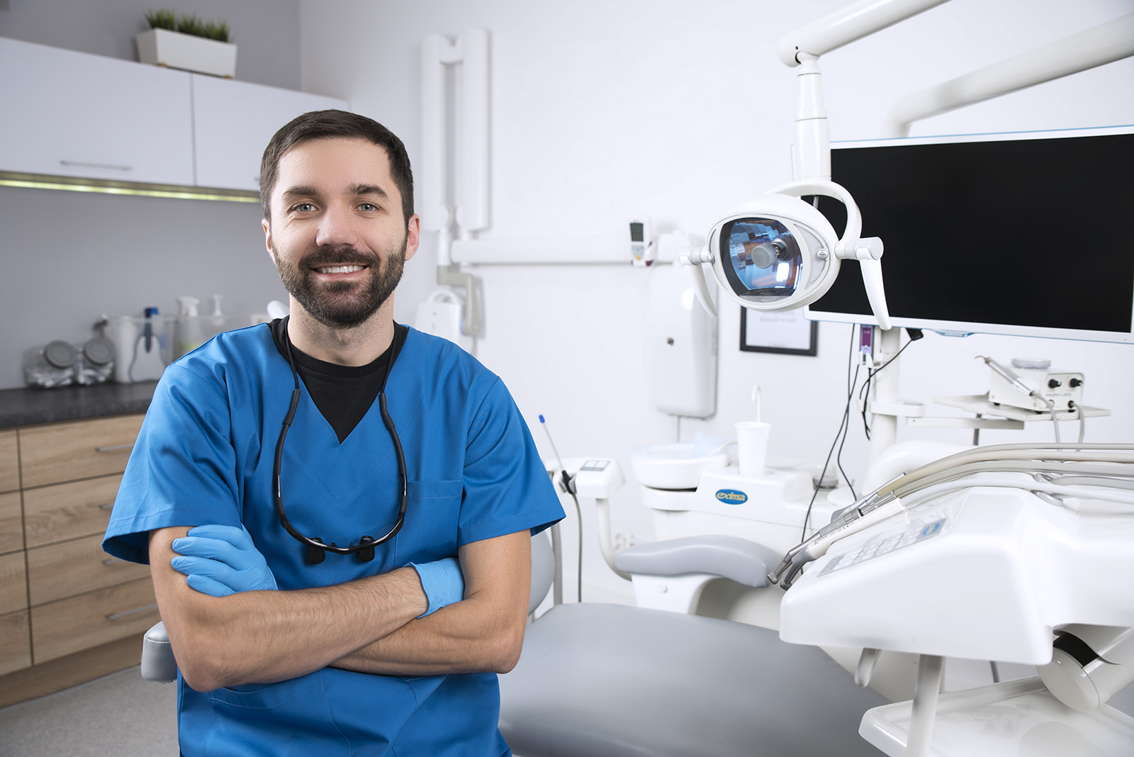 dentist who accepts medicaid ready to see patient in exam room